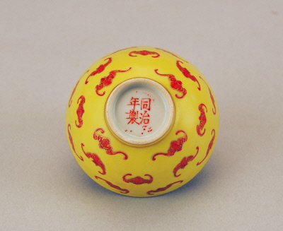 图片[2]-Gold and red bat pattern cup on the yellow ground-China Archive